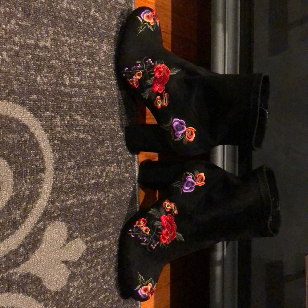 Suede embroidered ankle boots - Picture 2 of 6